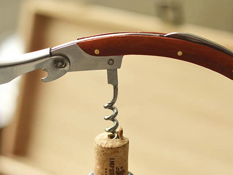 Usage method of wine knife bottle opener Usage method of wine knife bottle opener